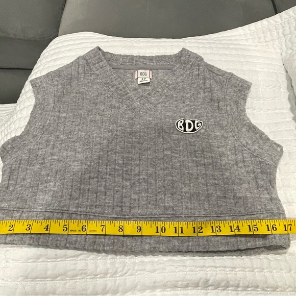 BDG Small Crop Sweater Top Short Sleeve Grey Urban Outfitters V neck - Picture 14 of 14